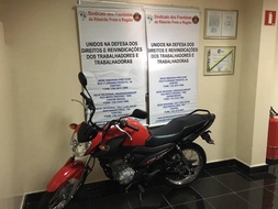 FRENTISTA DE ARARAQUARA GANHA MOTO NO ANIVERSÁRIO DO SINDICATO