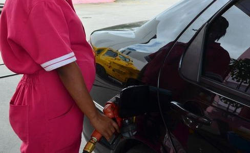 Frentistas grávida abastece veículo em postos de combústíveis